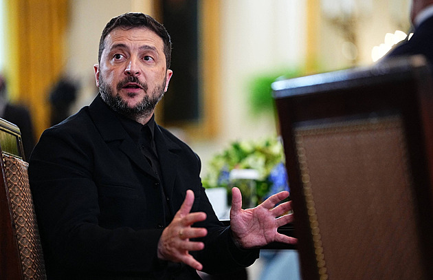 Zelenskyj zmínil řešení území s Ruskem, Macron se Stubbem Putinovi nevěří