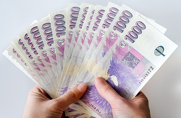 Seniorka v kavárně domlouvala předání peněz, podvod odvrátila žena od vedlejšího stolu