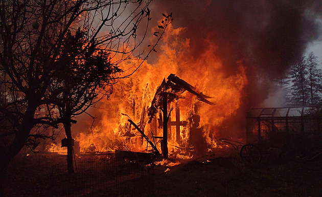 Po výbuchu plynové lahve vzplála chatka na Karlovarsku, muž skončil v nemocnici