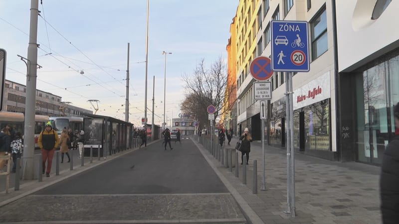 Více značek nezaručí bezpečnost: Ulice trápí vizuální smog, problémem je i světelné znečištění