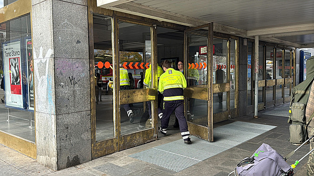 Střet člověka s vlakem metra zastavil část linky C, muž nehodu nepřežil