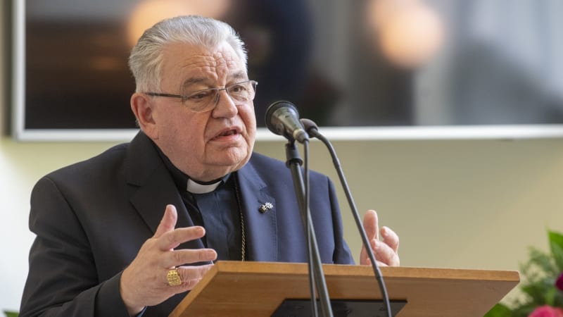 Poslední rozloučení s Dukou: Strach bude číst z Bible, Svěcený zahraje na housle