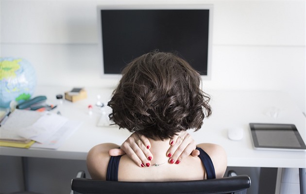 Zbavte se syndromu kancelářské krevety. Tyto rady fyzioterapeutky pomohou