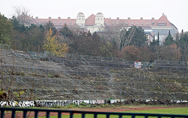 Spolužačky v noci popíjely na opuštěném stadionu, jedna skončila s otravou na ARO