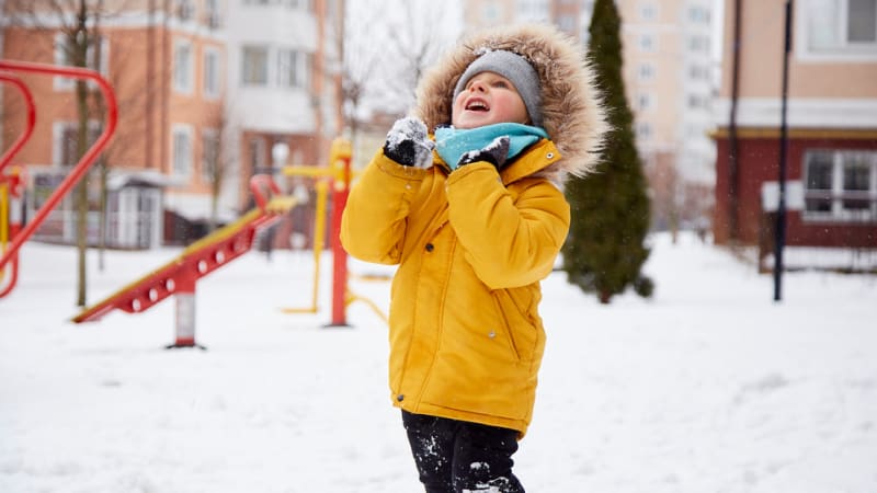 RADAR: Déšť se změní ve sníh, v noci bude mrznout. Hrozí náledí i mrznoucí mlhy