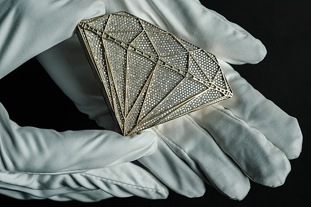 Milionová diamantová cena pro čtenáře iDNES.cz je hotová. A čeká na výherce