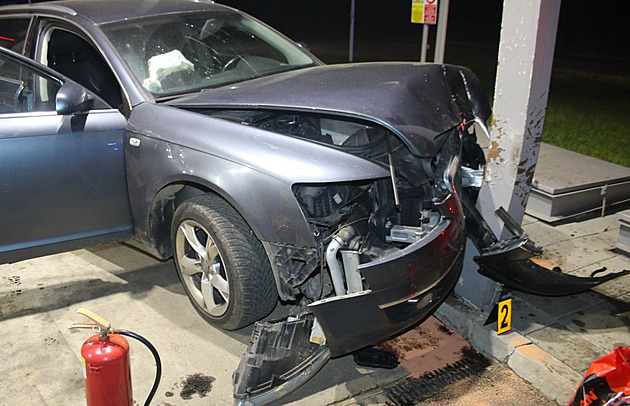 Průjezd kolem stojanů benzinky byl opilému cizinci úzký, trefil sloup u nádrží