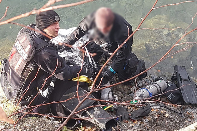 Potápěč v zatopeném lomu stihl vyslat nouzový signál, pak pod hladinou omdlel