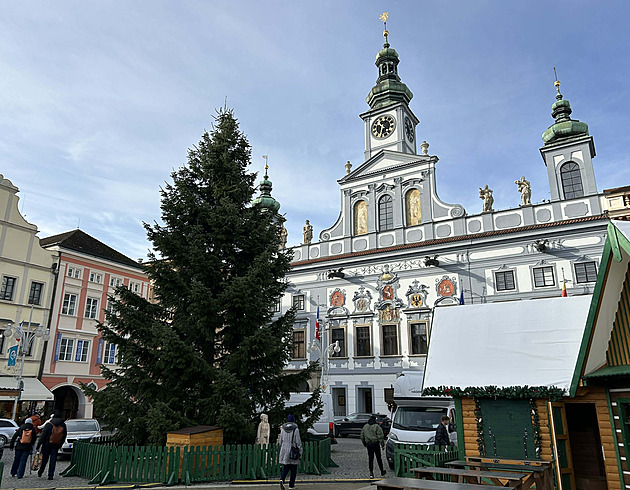 Budějovické adventní trhy začaly, zdobí je socha Popelky z loňského stromu