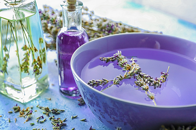 Voňavé oleje si vyrobíte i doma. Stačí jen nasávat jejich účinky