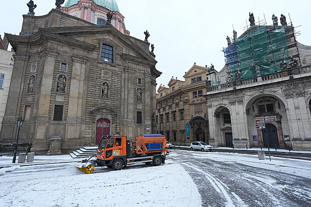 Meteorologové zrušili výstrahu před ledovkou, oteplí se