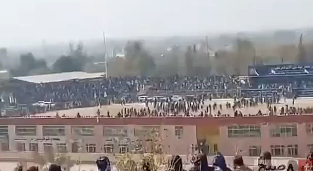 Tálibán vykonal veřejnou popravu na stadionu, katem byl třináctiletý kluk