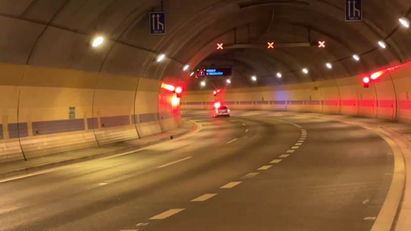 Dopravní peklo v Praze: V tunelu se srazilo osm aut. Nehody blokují i Jižní spojku