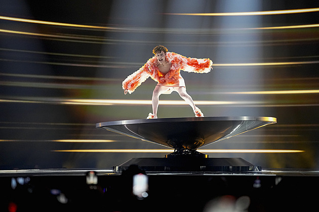 První nebinární vítěz Eurovize vrátí trofej. Protestuje proti účasti Izraele