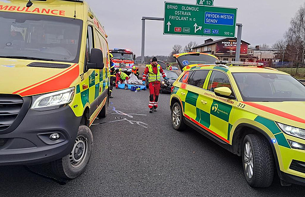 Při nehodě na D48 ráno zemřel řidič, narazil autem do svodidel