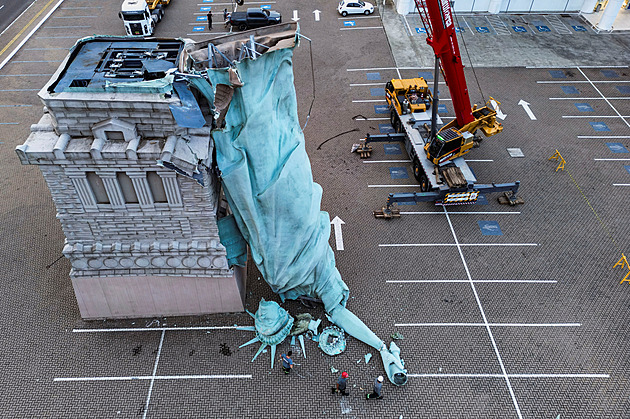 Kývala se, pak spadla na parkoviště. Vítr vyvrátil brazilskou repliku sochy Svobody