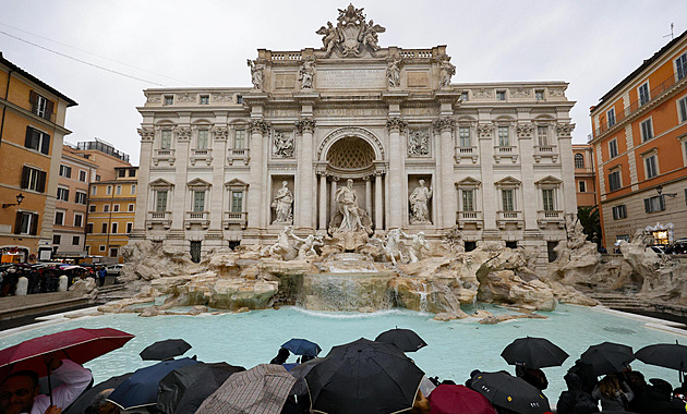 Sladký život za dvě eura. Vstup k římské fontáně di Trevi už nebude zdarma
