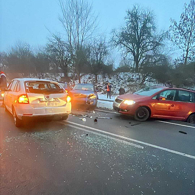 V Olomouckém kraji to klouzalo. Srazilo se několik aut, na ledovce uvázl autobus
