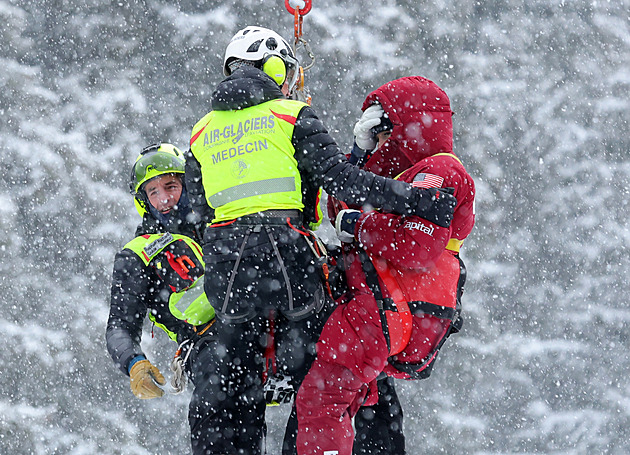 Tři ze šesti sjezdařek spadly, pro Vonnovou letěl vrtulník. Crans Montana ruší závod