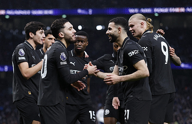 ONLINE: Tottenham prohrává se City, United rozhodli v závěru, Villa klopýtla