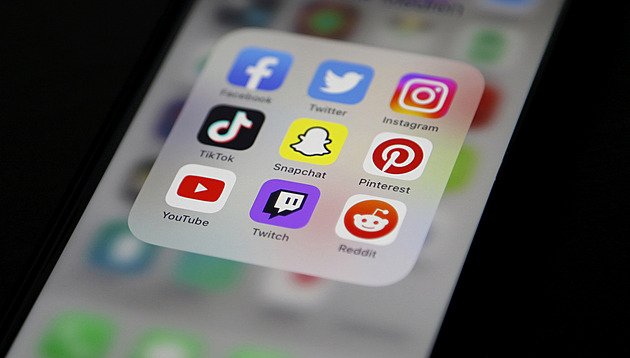 Jako gamblerství či drogy. Meta a Google čelí obvinění, že u dětí pěstují závislost