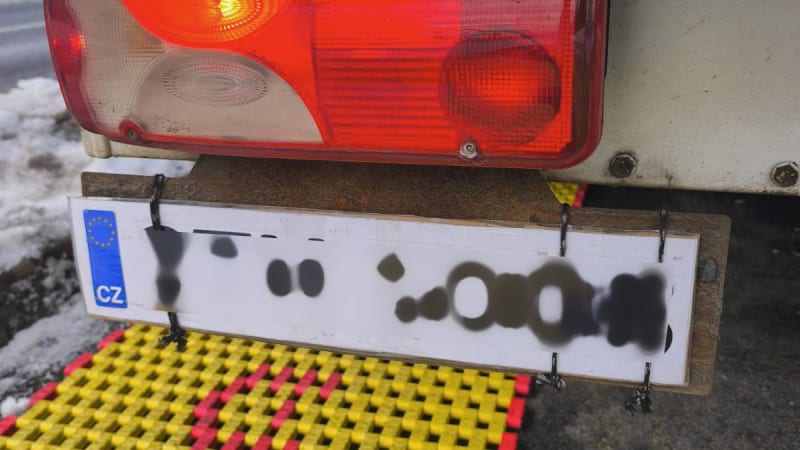 Za dobrý úmysl pokuta i zákaz řízení. Řidič chtěl nahradit plechovou SPZ kuriozním způsobem