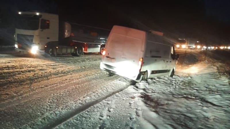 Kalamita na českých silnicích: Sníh i ledovka komplikují dopravu, bouraček neustále přibývá