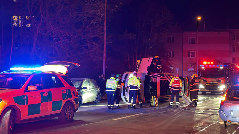 Porsche v Praze skončilo převrácené na boku. Řidič naboural zaparkované auto, utrpěl zranění