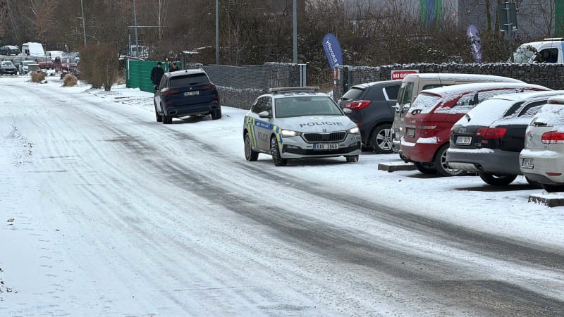Podivná smrt na Zbraslavi: Pejskař našel mrtvolu zaklíněnou pod autem