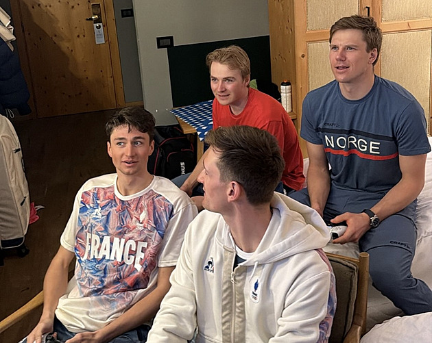 Na trati jsou soupeři, večer spolu hrají hry. Francouzi a Norové ukázali, jak si krátí čas