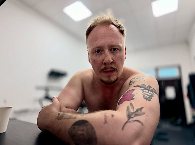 Herci mají hrát a mlčet! opřel se Kozub do angažovaných umělců. Pak otevřel diář