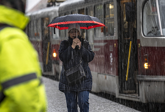 Začátek týdne bude teplý, ale deštivý. Kvůli oblevě stoupají hladiny řek