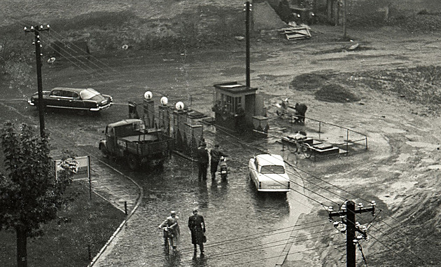 Pro benzin si jezdili do lékáren, v Krnově už tankují na pumpách sto let