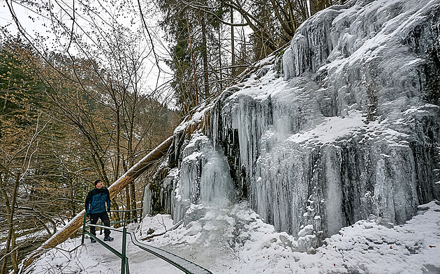 Skalním tunelem do údolí zamrzlých vodopádů. Tak kouzlí Riegrova stezka