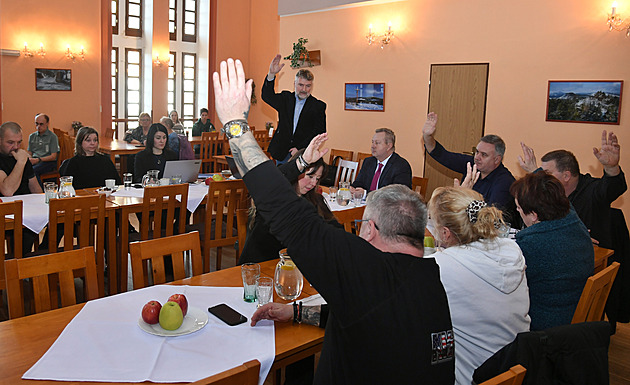 Kolegyně stále trápí psychika, říká starosta Chřibské. Chystá neprůstřelná skla