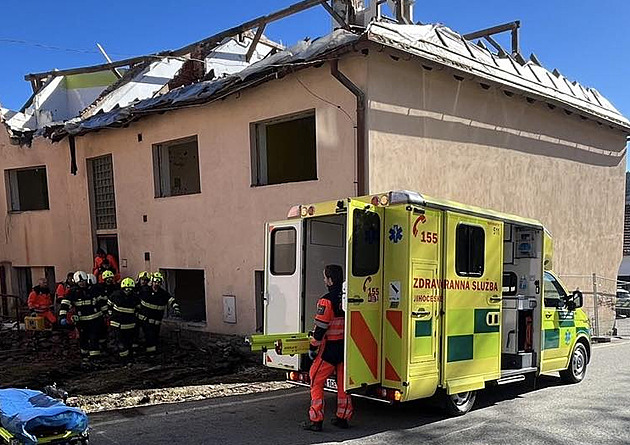 Dělníka při bourání zavalila zeď, těžce zraněného sundávali ze střechy hasiči