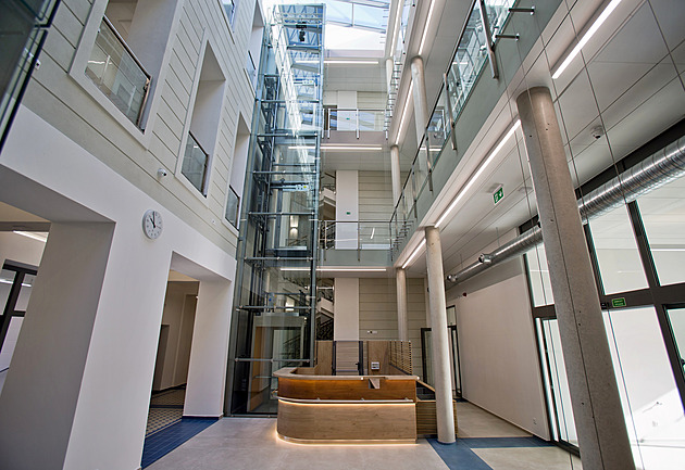 Žáky střídají úředníci. Nové srdce Doubravky je po rekonstrukci hotové