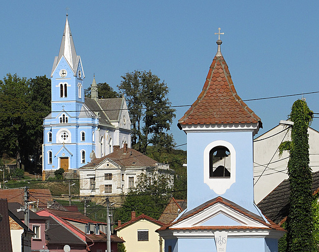 Unikátní modrý kostel potřebuje opravu, hrozí nevratné poškození. Peníze ale chybí