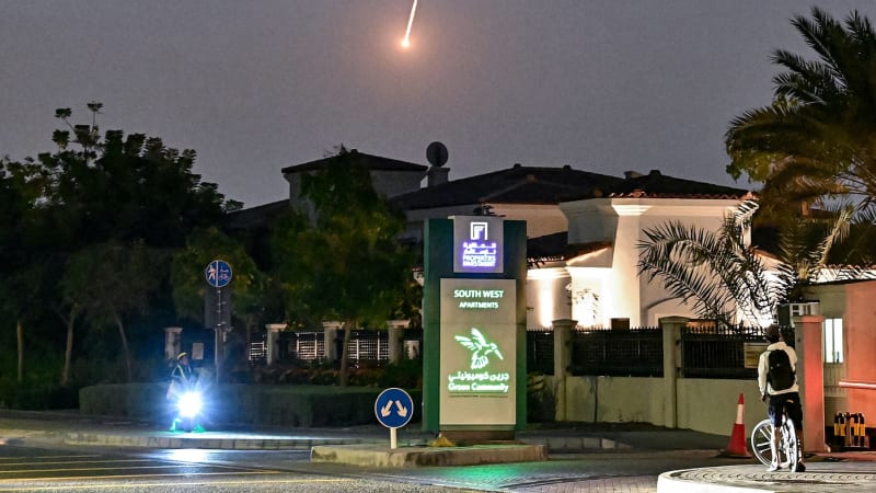 Češi v Dubaji se ukrývají i v garážích. Po výbuších nebe zahalil oblak, popisují z místa