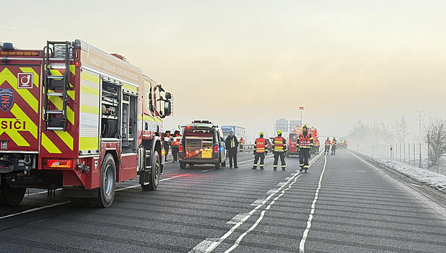 Hromadná nehoda sedmi aut uzavřela D6 u Chebu