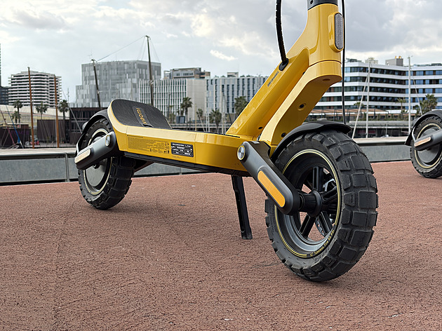 Nezastaví ji štěrk, ani kopce. A má i ABS. Tak drsnou koloběžku Xiaomi nemělo