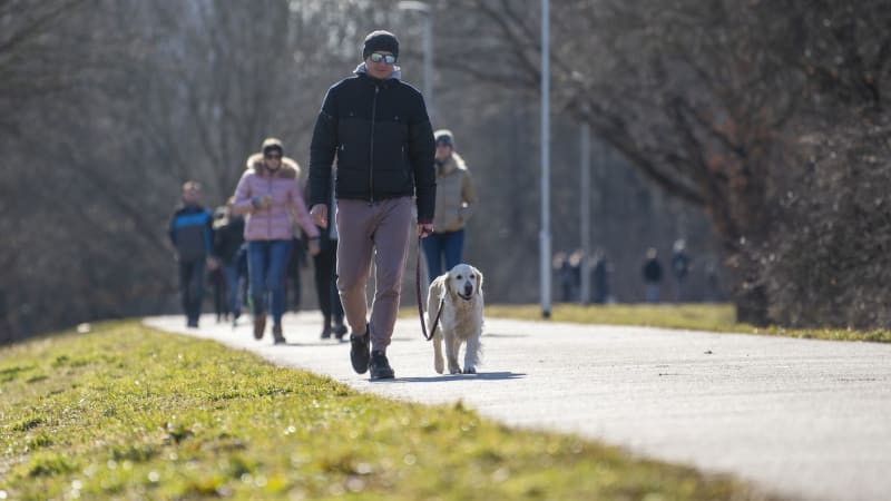MAPA: Sluníčko prosvitne i přes vysokou oblačnost. V neděli mohou teploty lámat rekordy