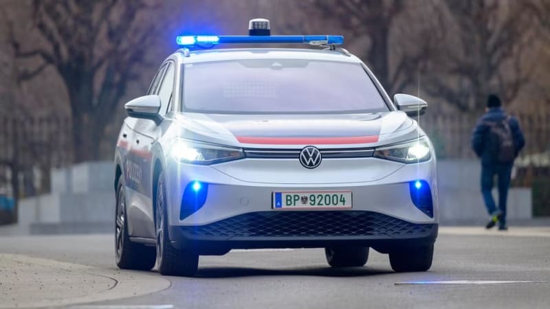 Přejde policie na elektromobily? Ostrý test skončil v Rakousku fiaskem, nedostatků bylo příliš