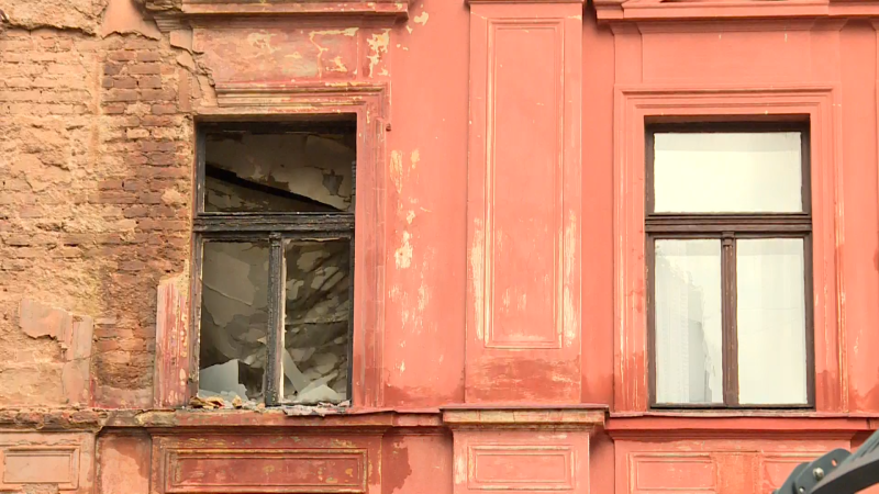 „Bylo mi do breku, to nedávám.“ Místní líčí drama při požáru v Praze, záběry ukazují zkázu