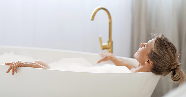 Trápí vás suchá kůže nebo mastné vlasy? Možná se sprchujete příliš často