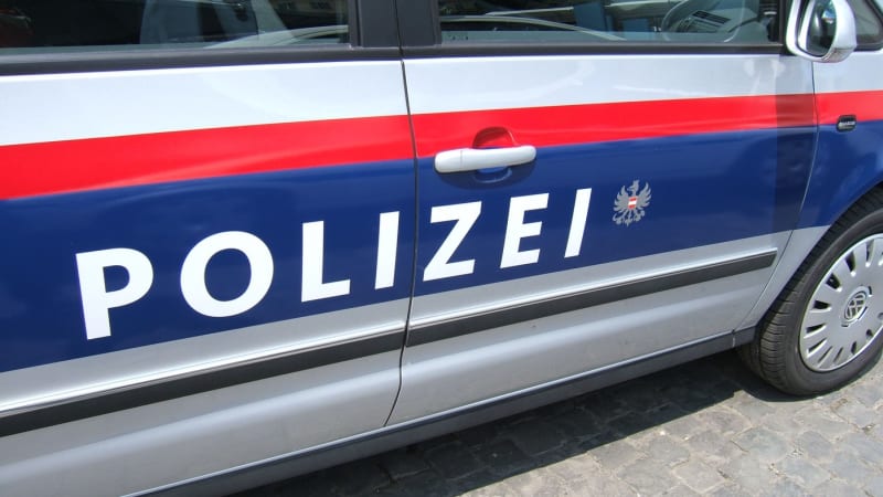 Křičel protimuslimská hesta, pak nožem v Linci pobodoval dva muže. Jeden z nich zemřel