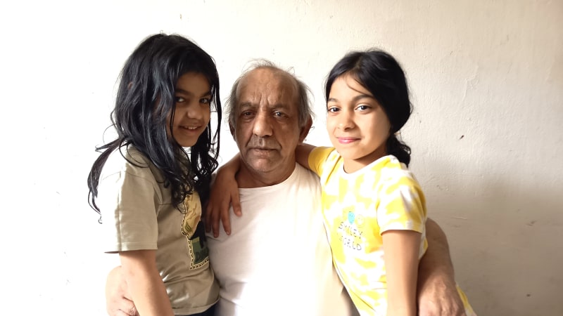 REPORTÁŽ: V bytě 1+1 pod uhelnou haldou a 12 dětí Milana z Ostravy. Jedno už je v nebi