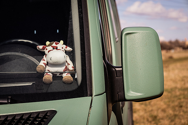 Expediční speciál má ve znaku krávu a na zádi krabici na smradlavé boty