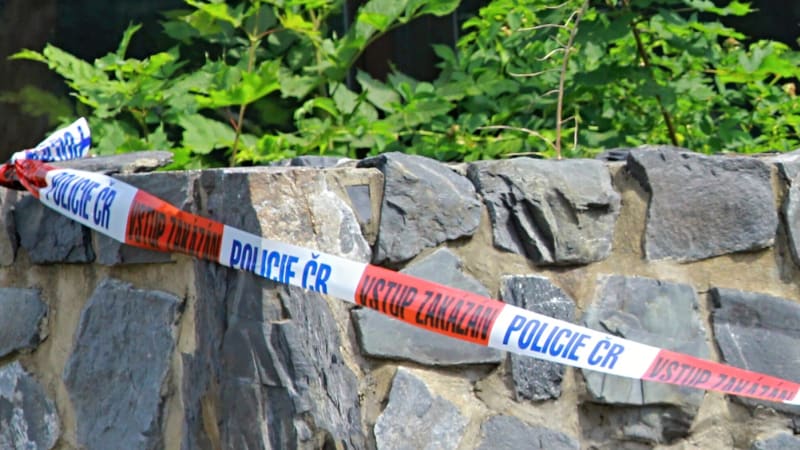 Mrtvý senior v příkopu u nákupního centra v Ostravě: Rodina ho hledala, policie hledá svědky