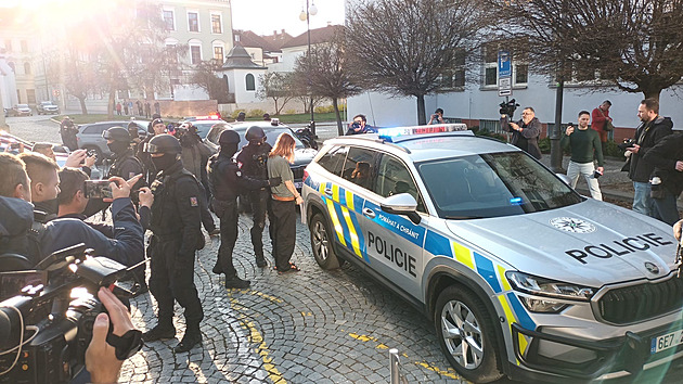 Soud rozhoduje o vazbě podezřelých ze žhářského útoku v Pardubicích